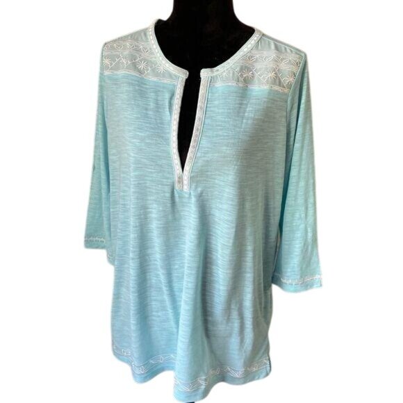 URBAN CO CO Tops - Urban Outfitters small Embroidered 3/4 Sleeve Top V Neck EUC